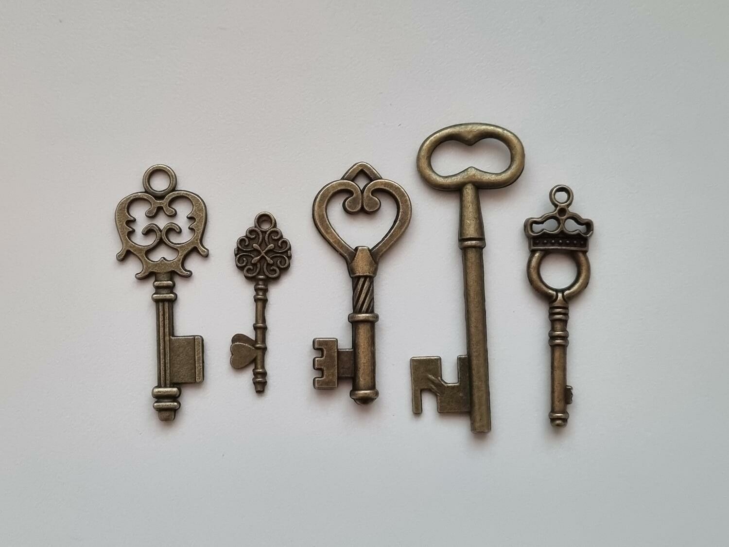5 st nycklar, retro nycklar, antikliknande nycklar berlocker