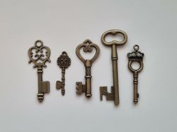 5 st nycklar, retro nycklar, antikliknande nycklar berlocker
