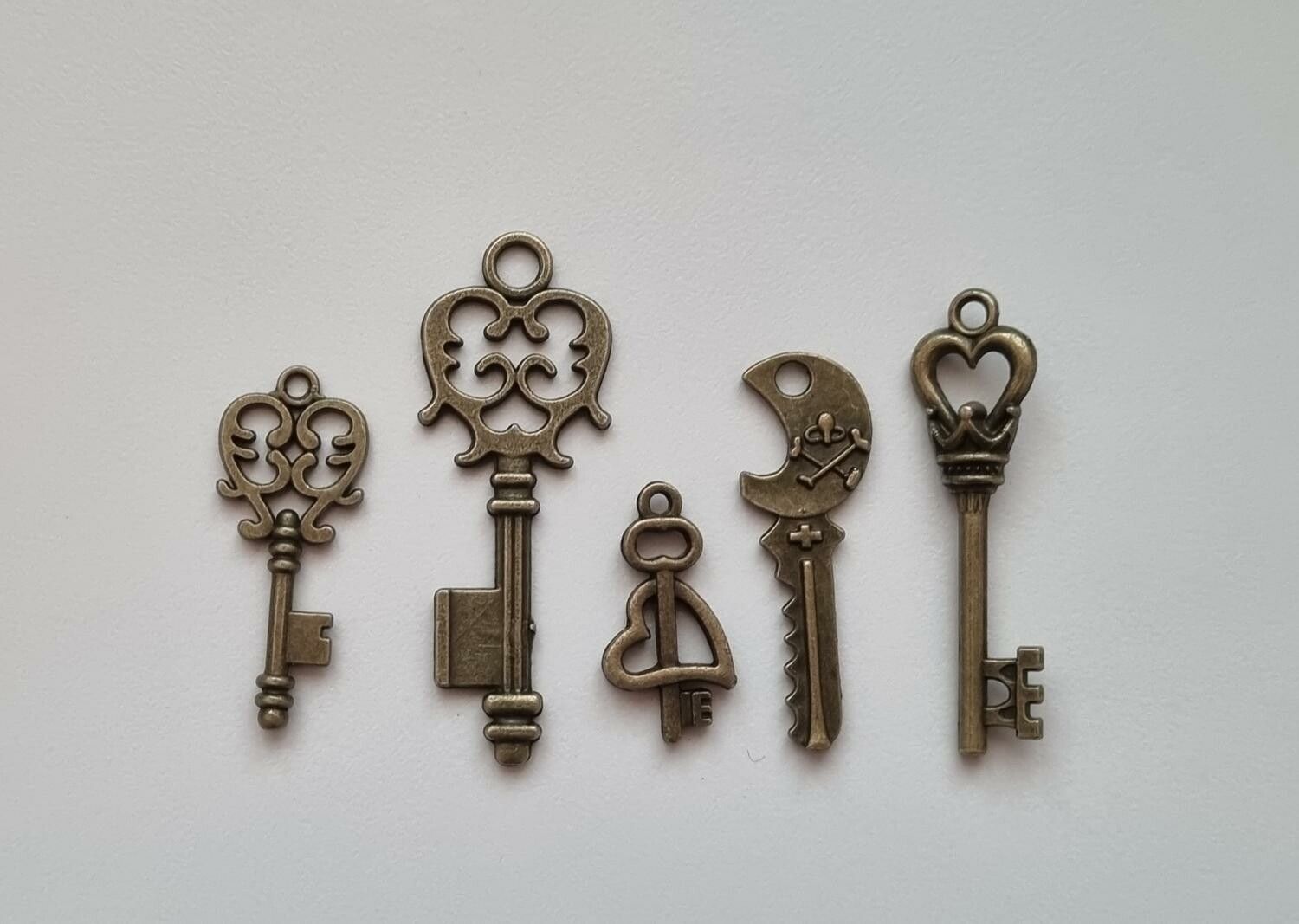 5 st nycklar, retro nycklar, antikliknande nycklar berlocker