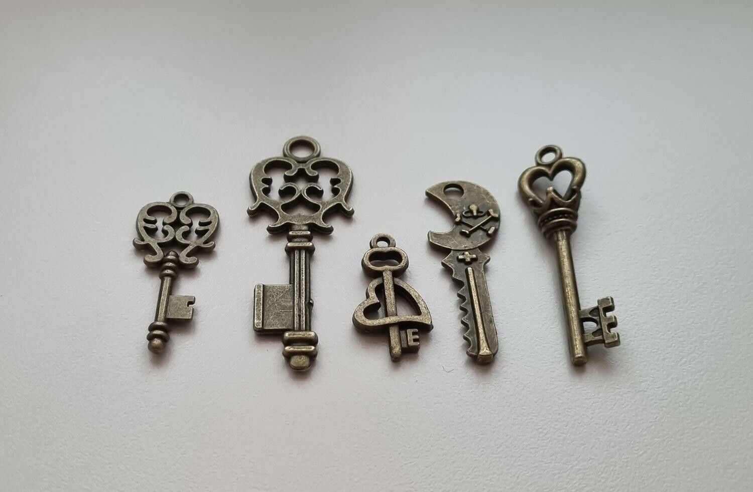 5 st nycklar, retro nycklar, antikliknande nycklar berlocker