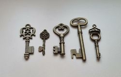 5 st nycklar, retro nycklar, antikliknande nycklar berlocker