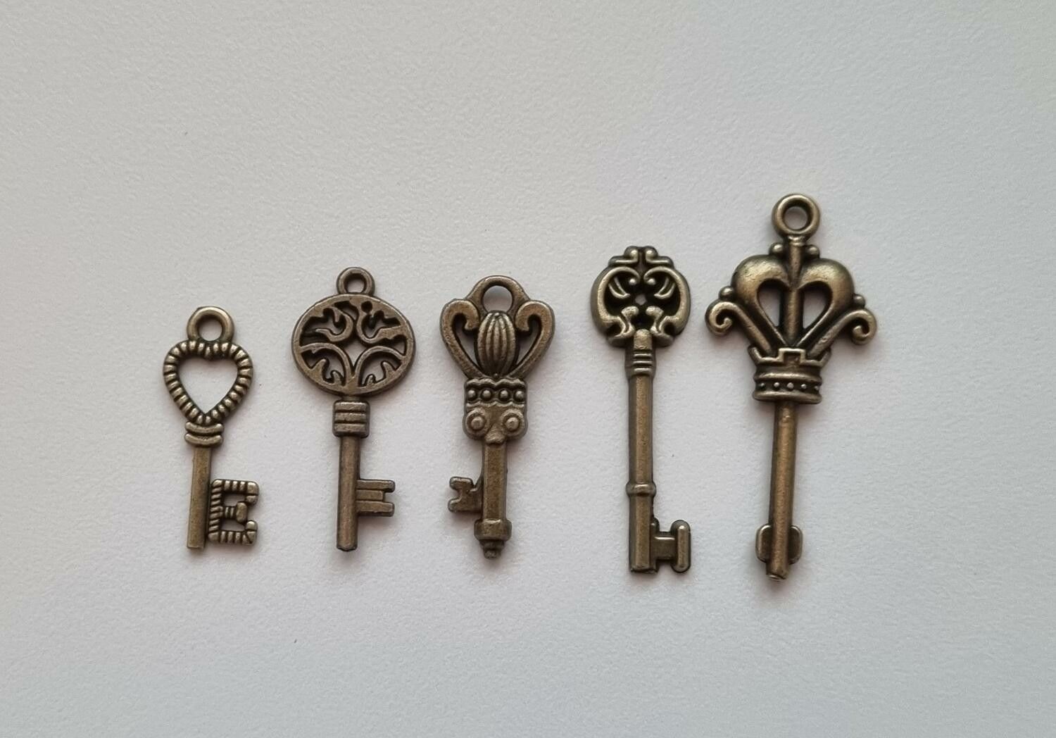 5 st nycklar, retro nycklar, antikliknande nycklar berlocker