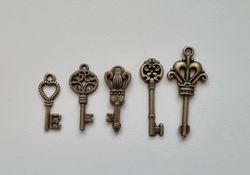 5 st nycklar, retro nycklar, antikliknande nycklar berlocker