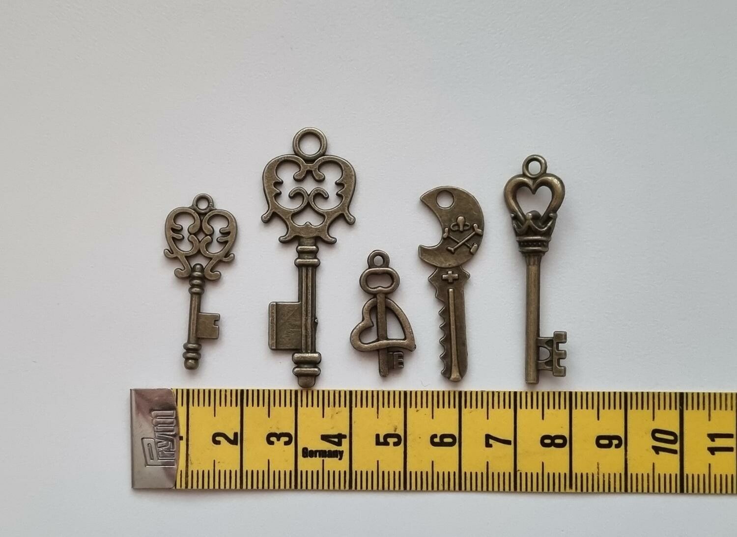 5 st nycklar, retro nycklar, antikliknande nycklar berlocker