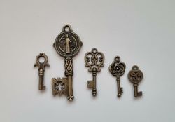 5 st nycklar, retro nycklar, antikliknande nycklar berlocker