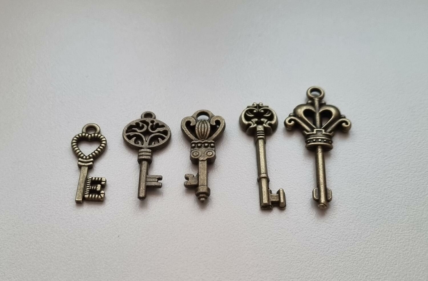 5 st nycklar, retro nycklar, antikliknande nycklar berlocker