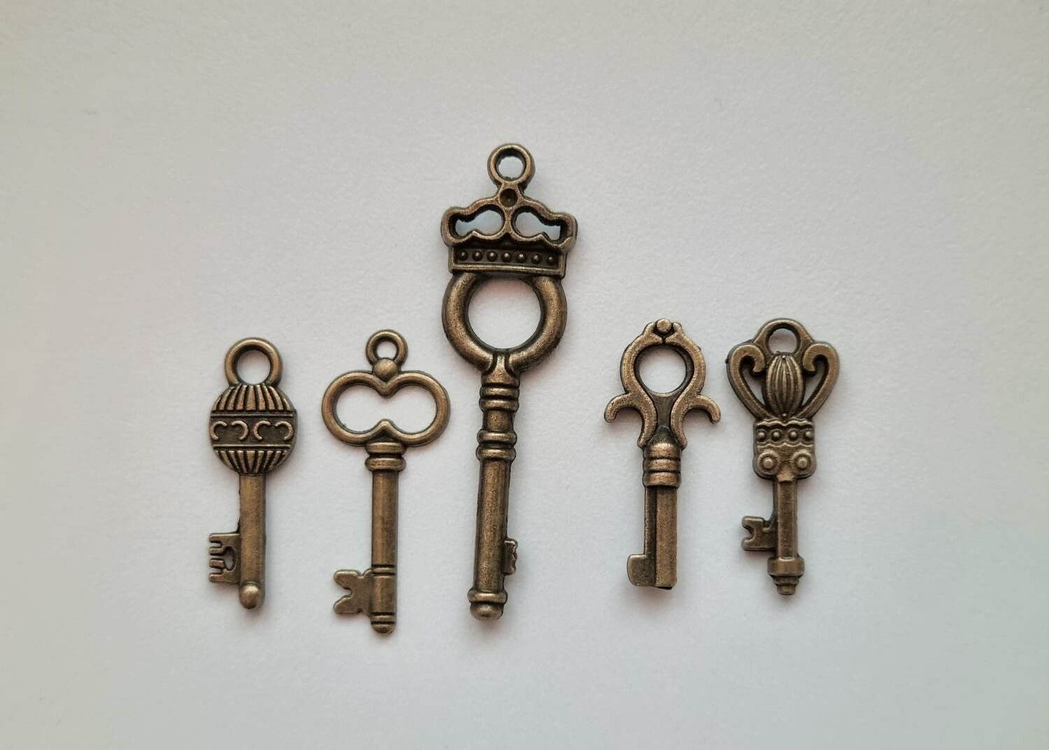 5 st nycklar, retro nycklar, antikliknande nycklar berlocker