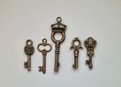 5 st nycklar, retro nycklar, antikliknande nycklar berlocker