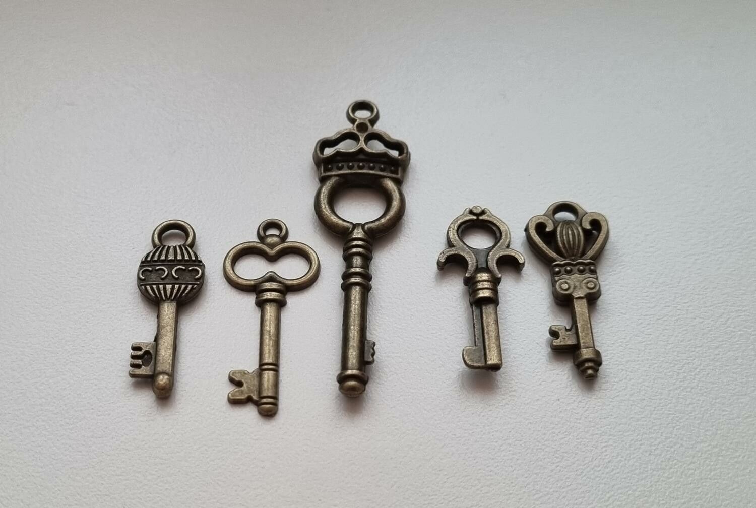 5 st nycklar, retro nycklar, antikliknande nycklar berlocker