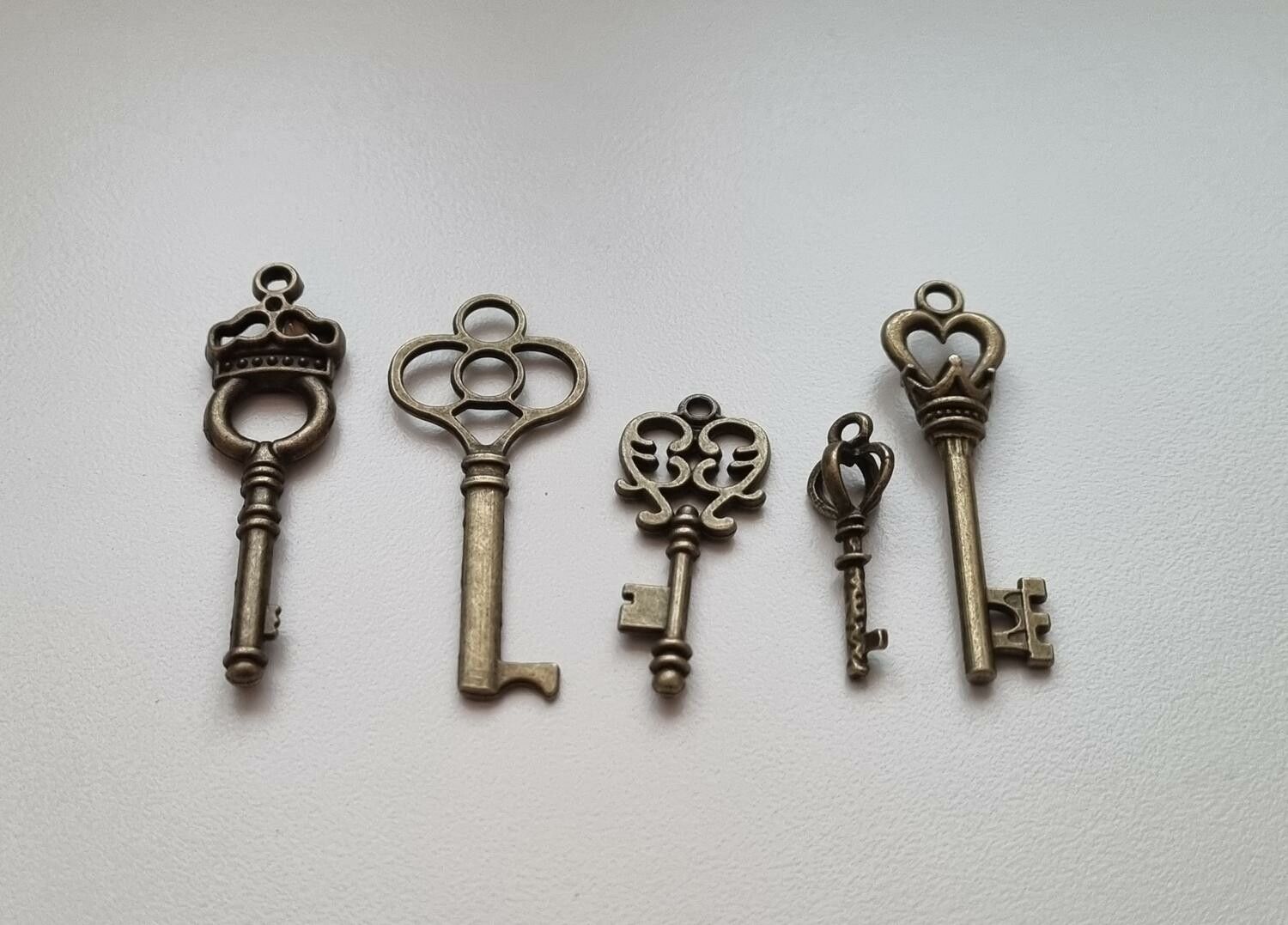 5 st nycklar, retro nycklar, antikliknande nycklar berlocker