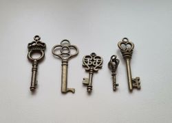 5 st nycklar, retro nycklar, antikliknande nycklar berlocker