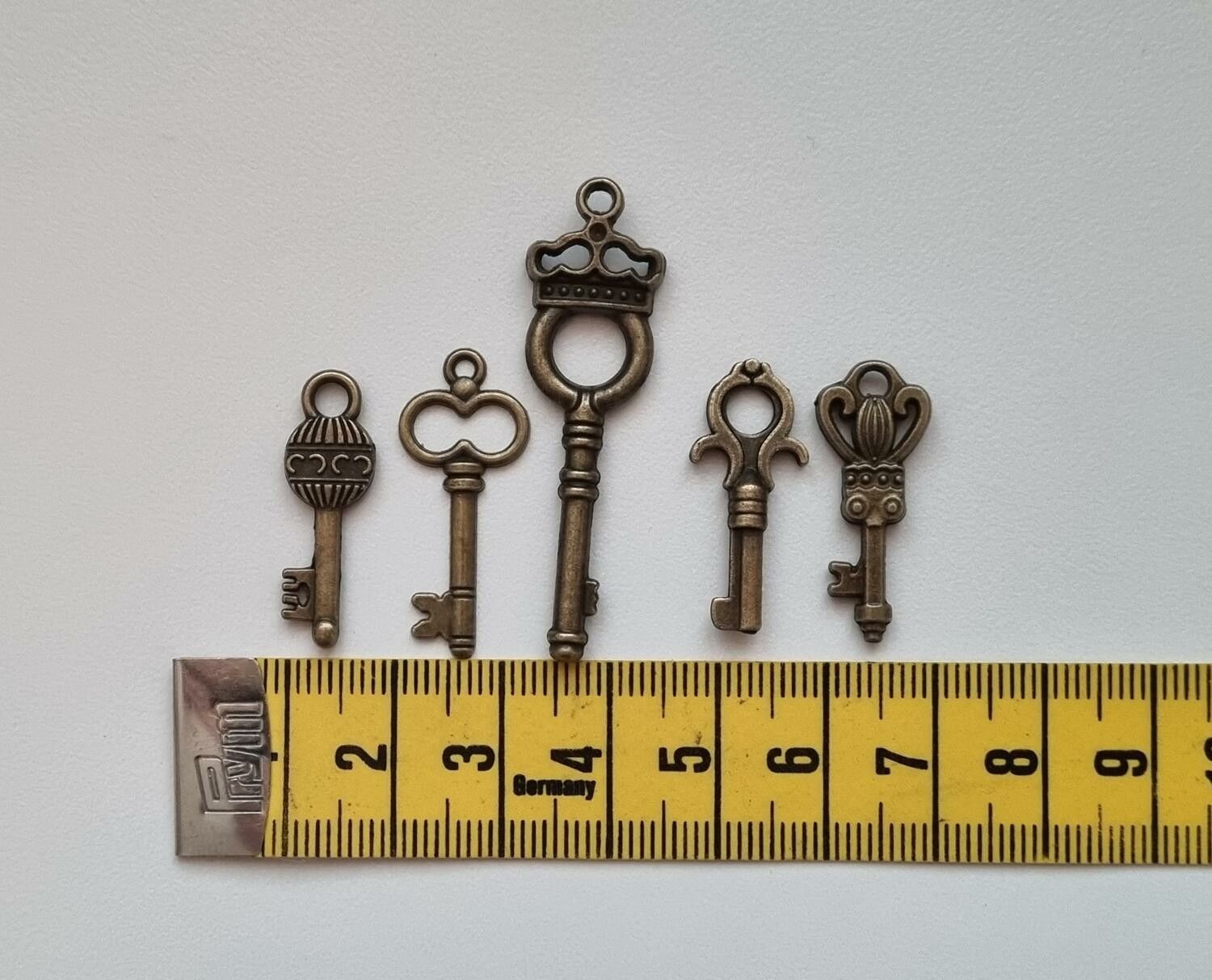 5 st nycklar, retro nycklar, antikliknande nycklar berlocker