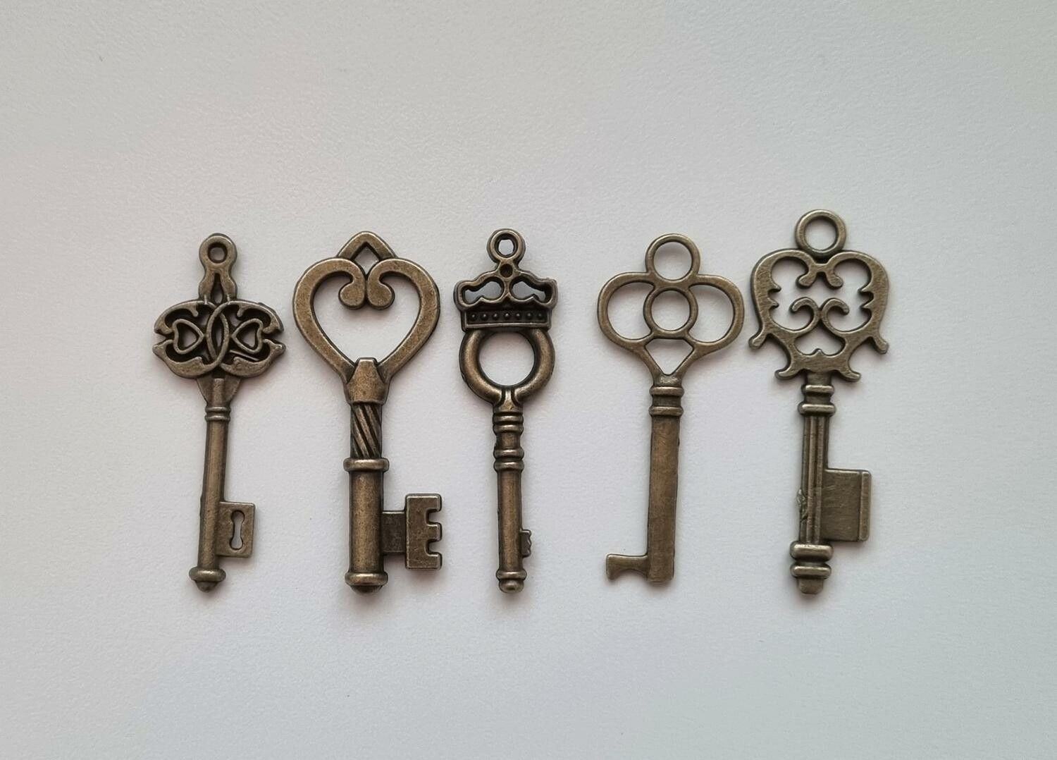 5 st nycklar, retro nycklar, antikliknande nycklar berlocker