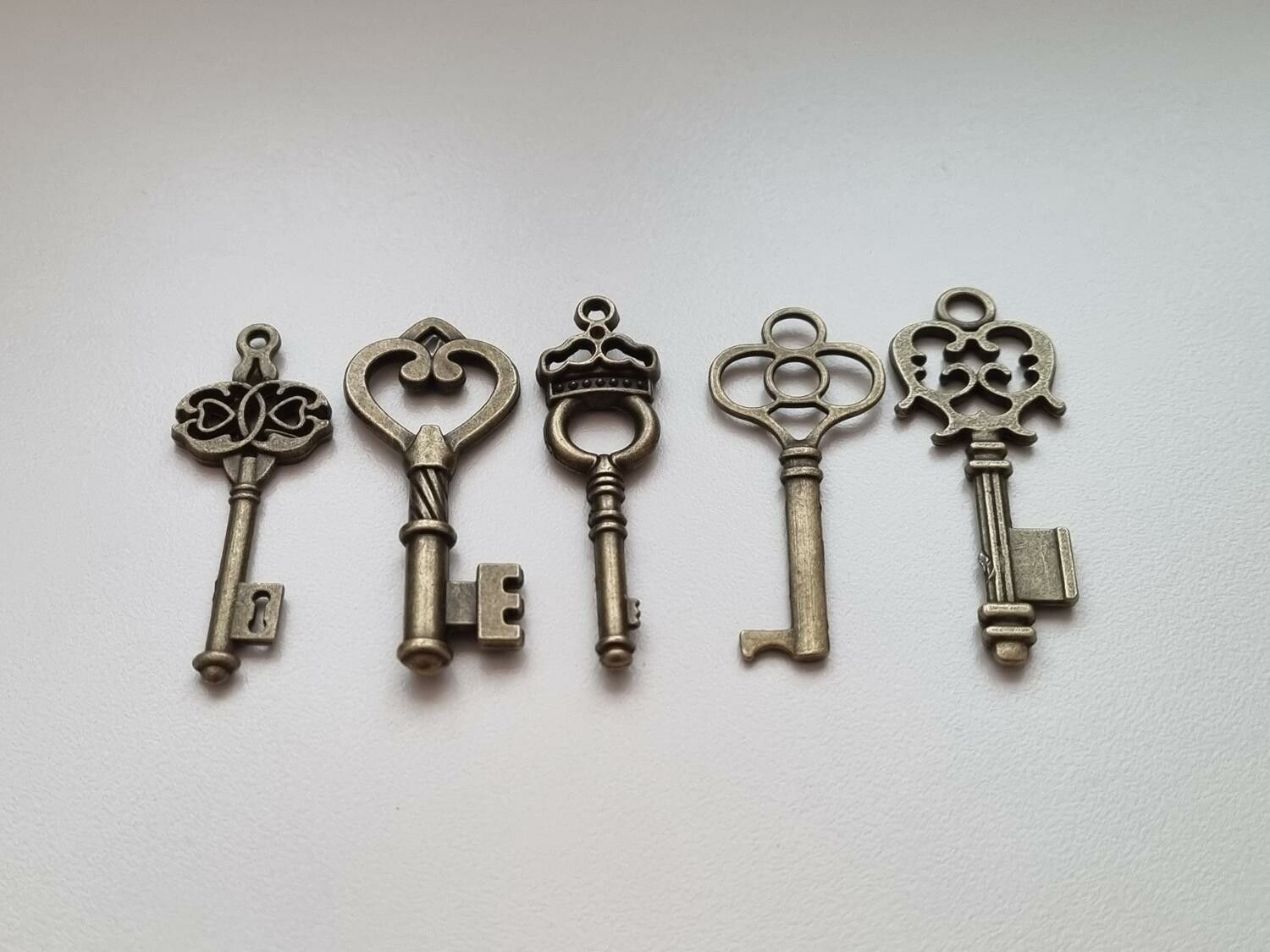 5 st nycklar, retro nycklar, antikliknande nycklar berlocker
