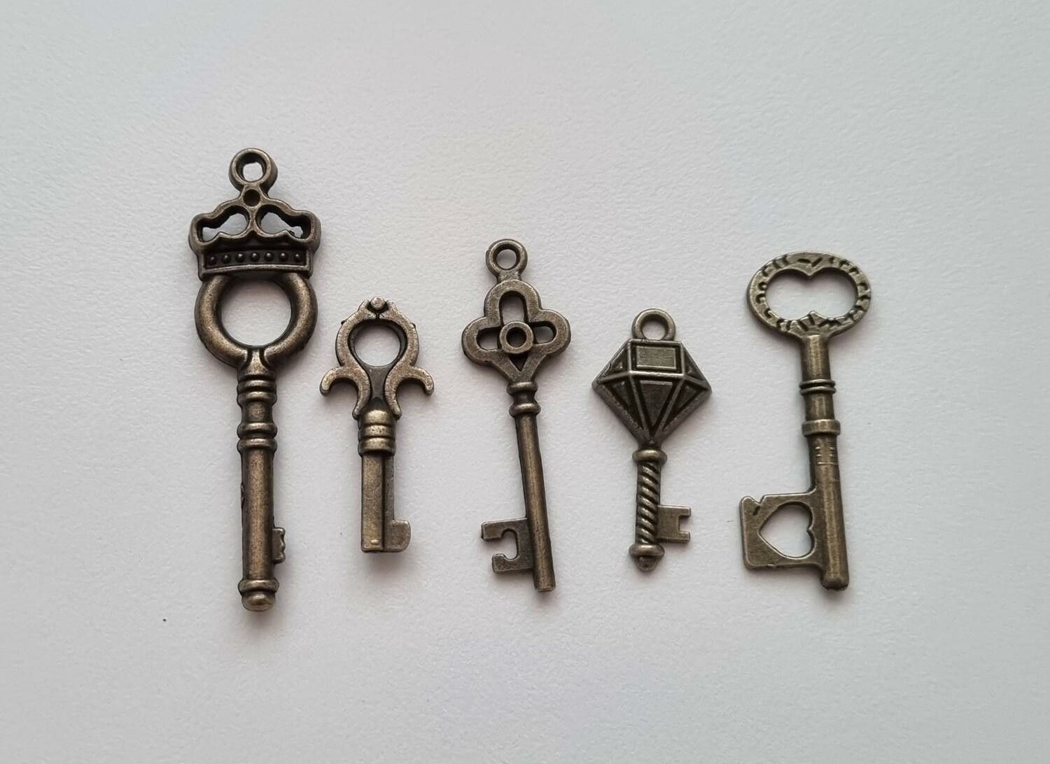 5 st nycklar, retro nycklar, antikliknande nycklar berlocker