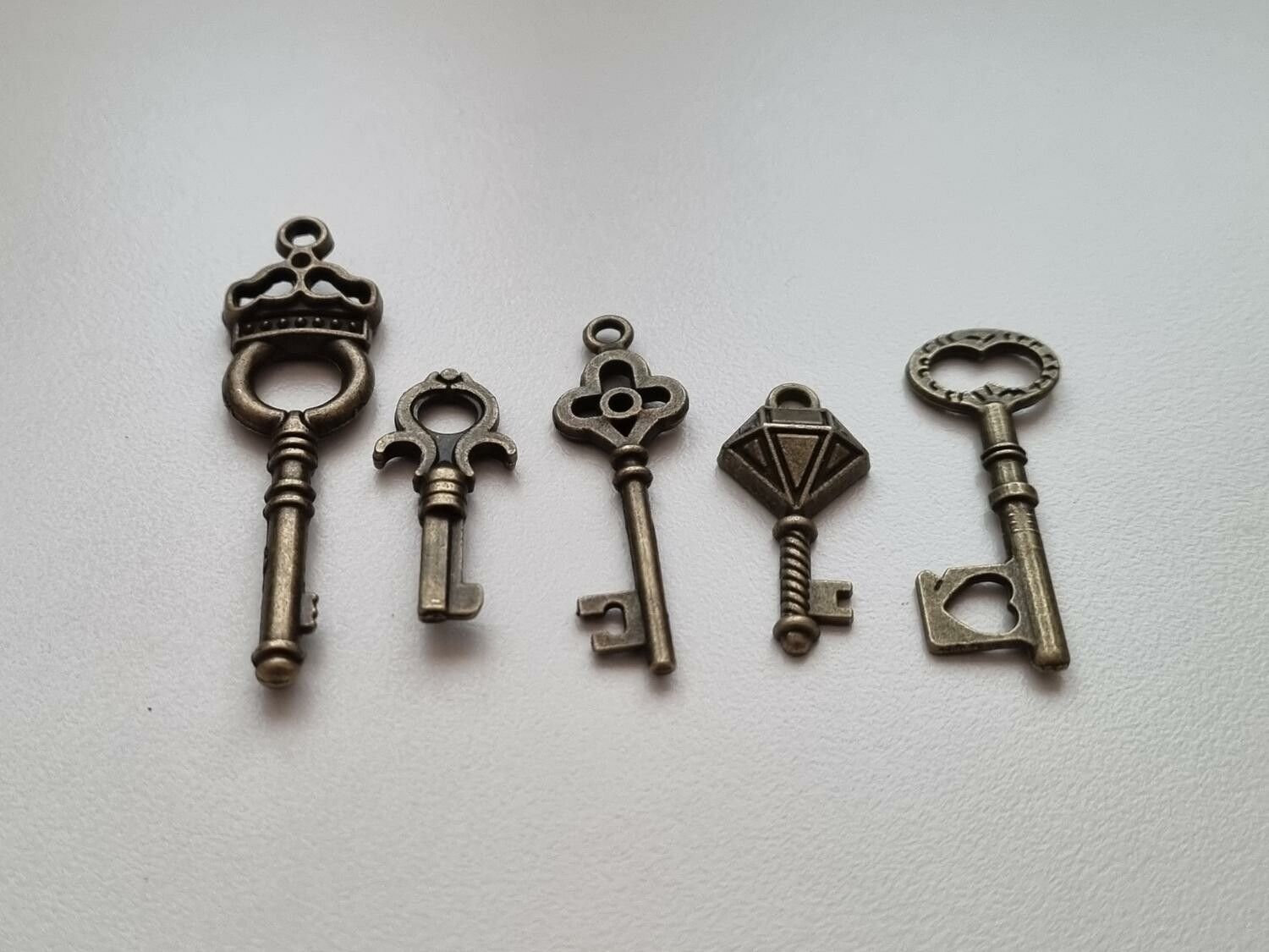 5 st nycklar, retro nycklar, antikliknande nycklar berlocker