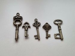 5 st nycklar, retro nycklar, antikliknande nycklar berlocker