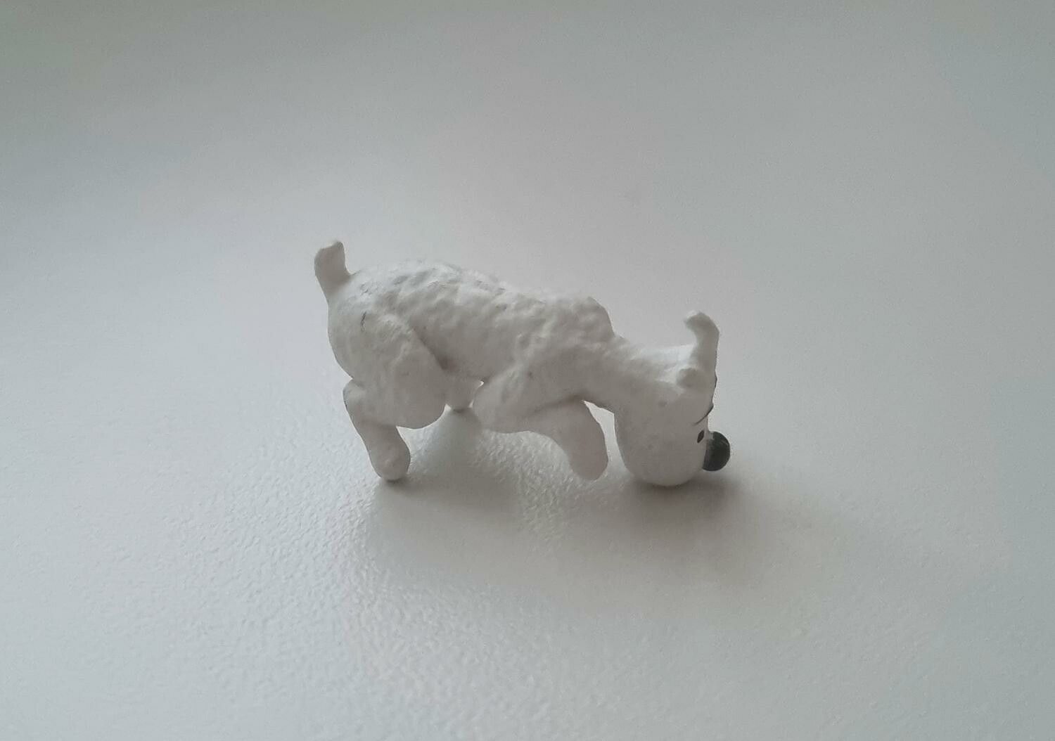 Miniatyr, vit liten hund - till dockhus, tittskåp med mera (variant 1)