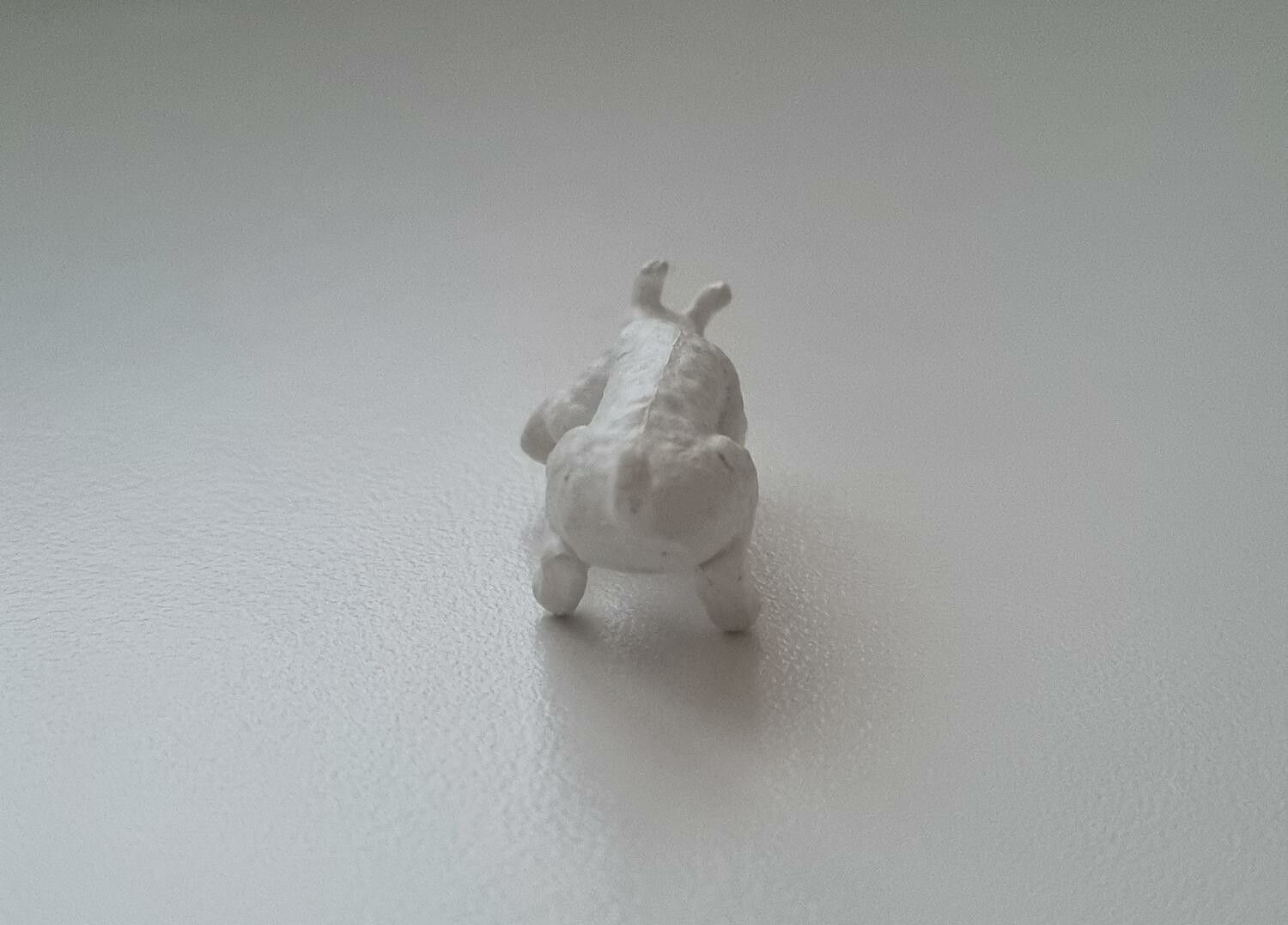Miniatyr, vit liten hund - till dockhus, tittskåp med mera (variant 1)