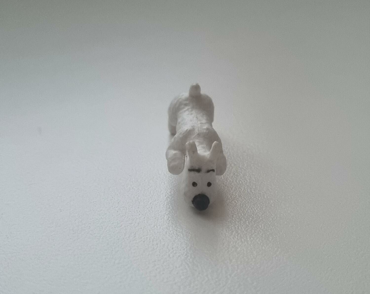 Miniatyr, vit liten hund - till dockhus, tittskåp med mera (variant 2)