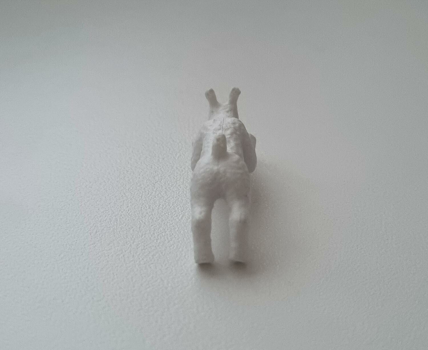 Miniatyr, vit liten hund - till dockhus, tittskåp med mera (variant 2)