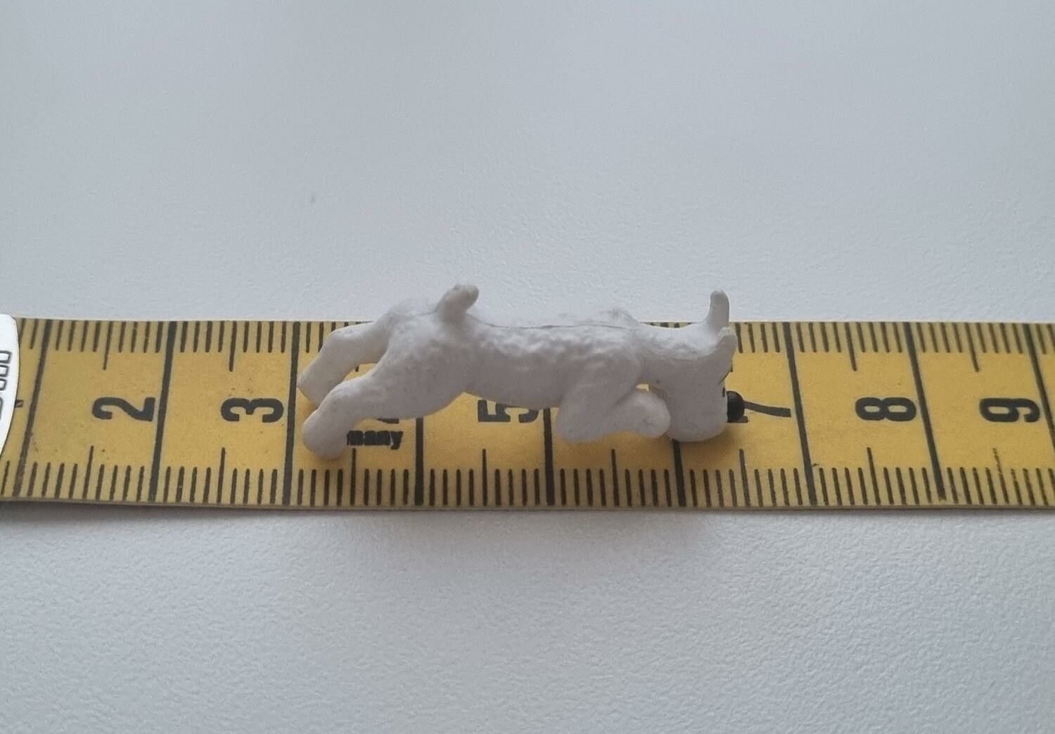 Miniatyr, vit liten hund - till dockhus, tittskåp med mera (variant 2)