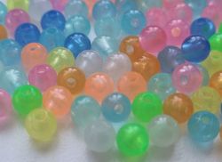 100 st självlysande pärlor i blandade fina färger (6 mm)