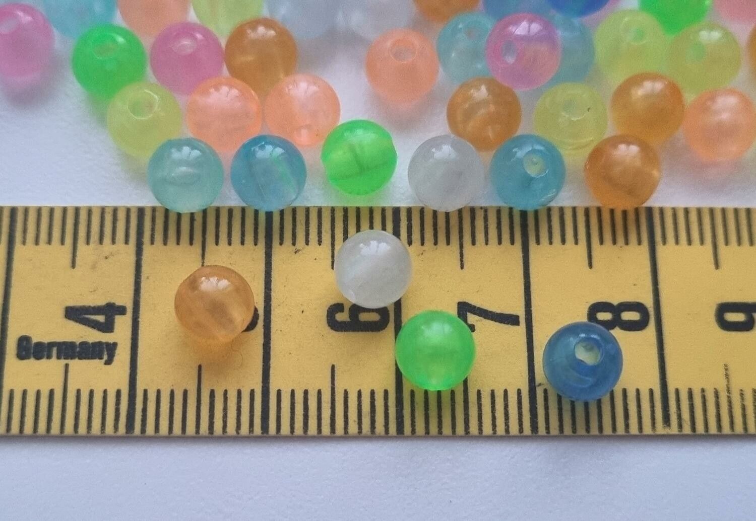 100 st självlysande pärlor i blandade fina färger (6 mm)