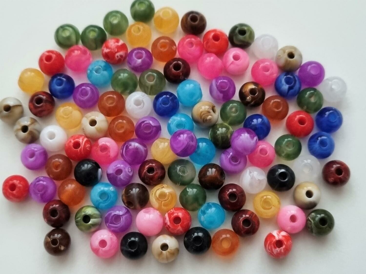 100 st pärlor i blandade fina färger (6 mm)