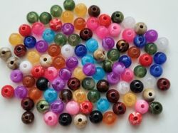 100 st pärlor i blandade fina färger (6 mm)
