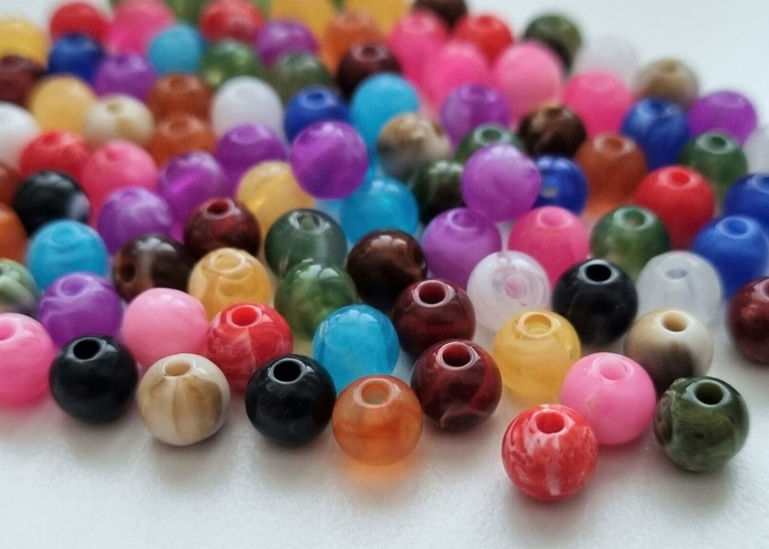100 st pärlor i blandade fina färger (6 mm)