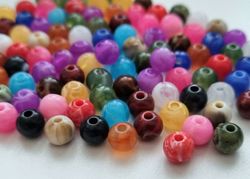 100 st pärlor i blandade fina färger (6 mm)
