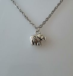 Halsband med en liten elefant elefantberlock / charm