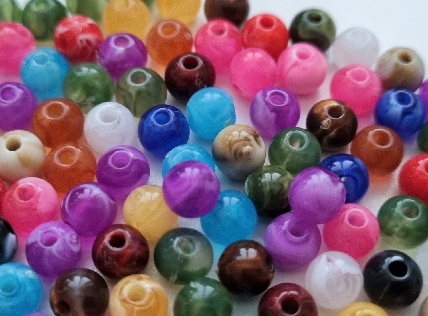 100 st pärlor i blandade fina färger (6 mm)