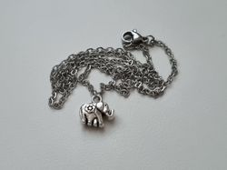 Halsband med en liten elefant elefantberlock / charm