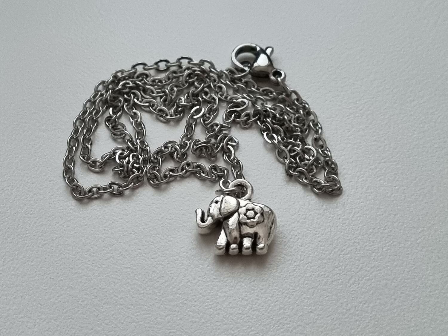 Halsband med en liten elefant elefantberlock / charm