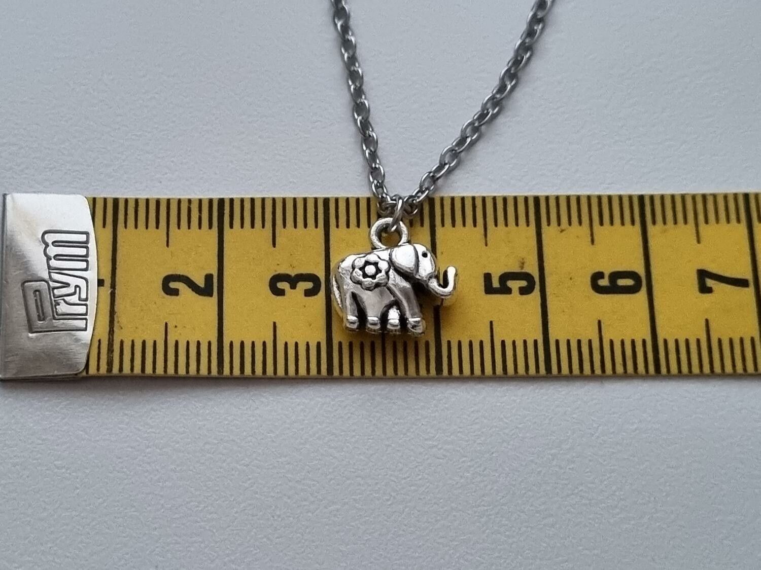 Halsband med en liten elefant elefantberlock / charm