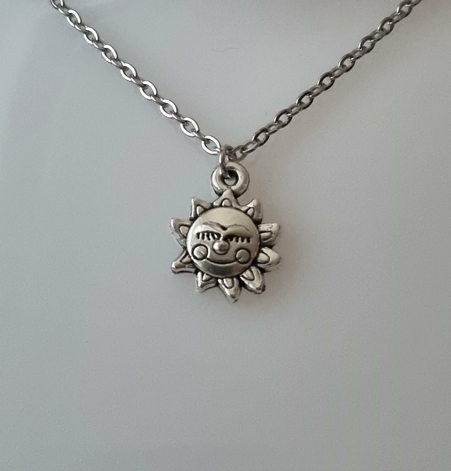 Halsband med en glad sol, solberlock / charm