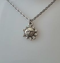 Halsband med en glad sol, solberlock / charm