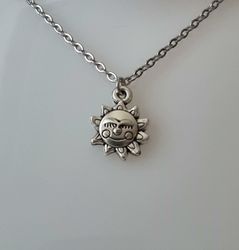 Halsband med en glad sol, solberlock / charm