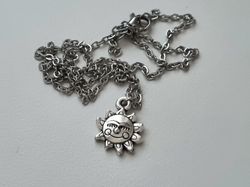 Halsband med en glad sol, solberlock / charm