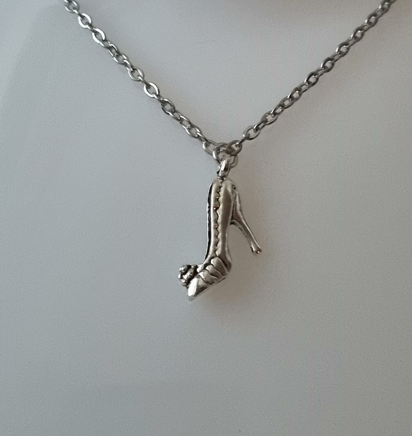 Halsband med en sko, skoberlock / charm