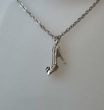 Halsband med en sko, skoberlock / charm