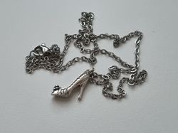 Halsband med en sko, skoberlock / charm