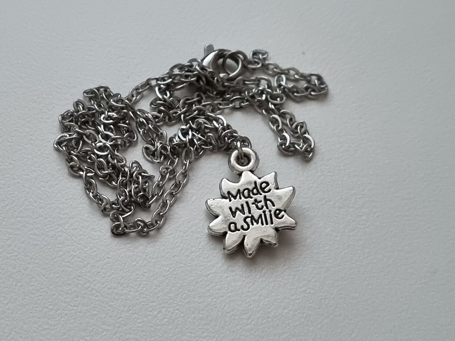 Halsband med en glad sol, solberlock / charm