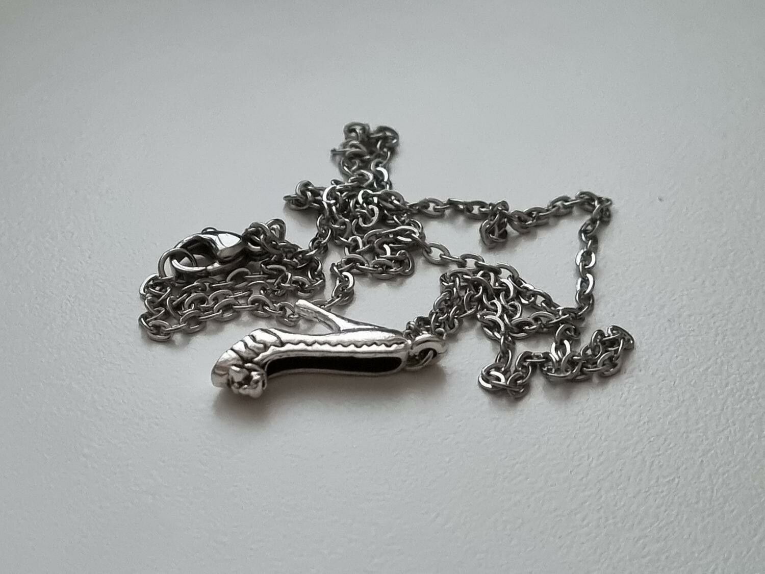 Halsband med en sko, skoberlock / charm
