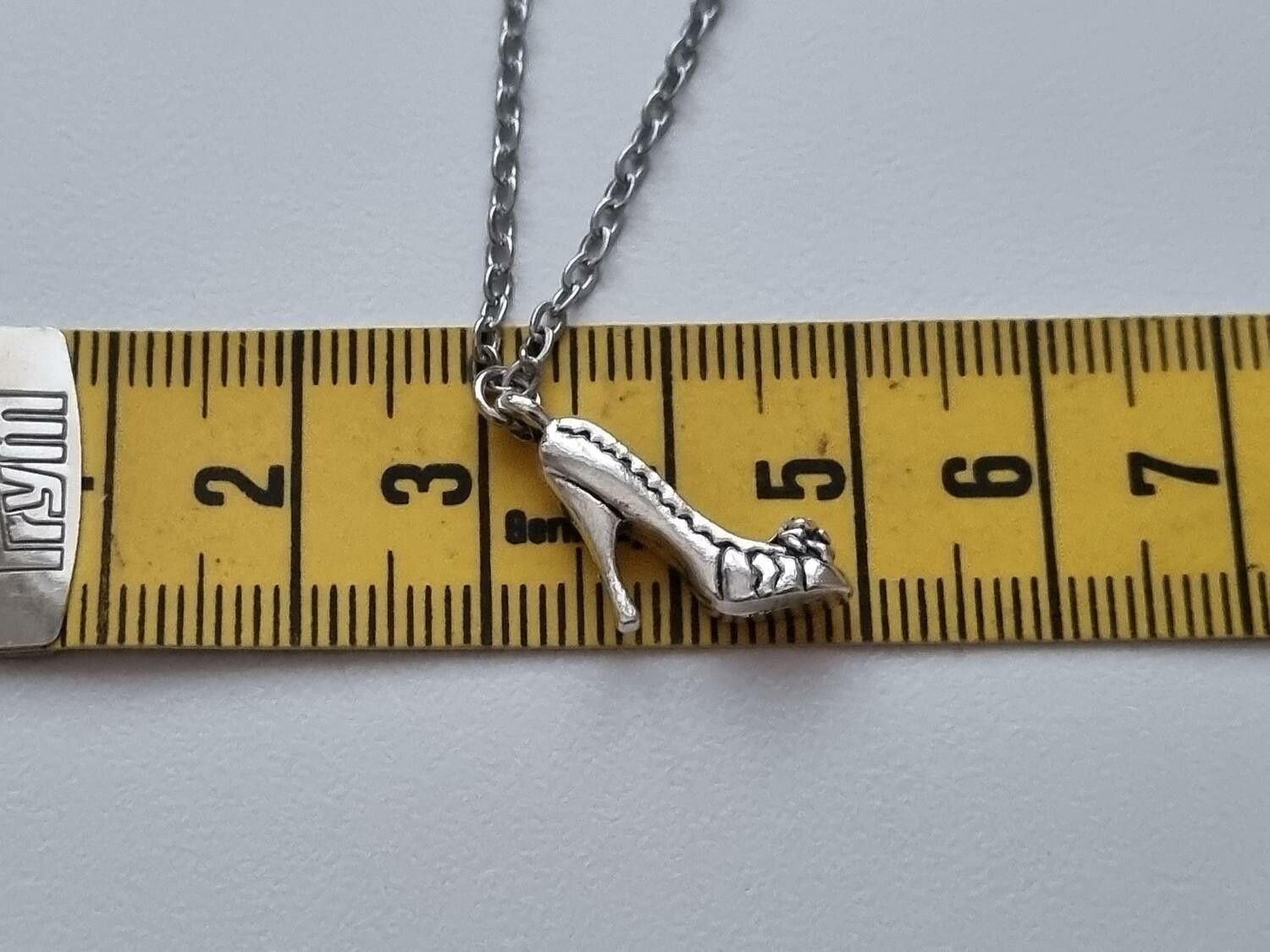 Halsband med en sko, skoberlock / charm