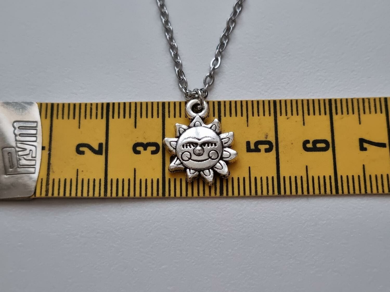 Halsband med en glad sol, solberlock / charm