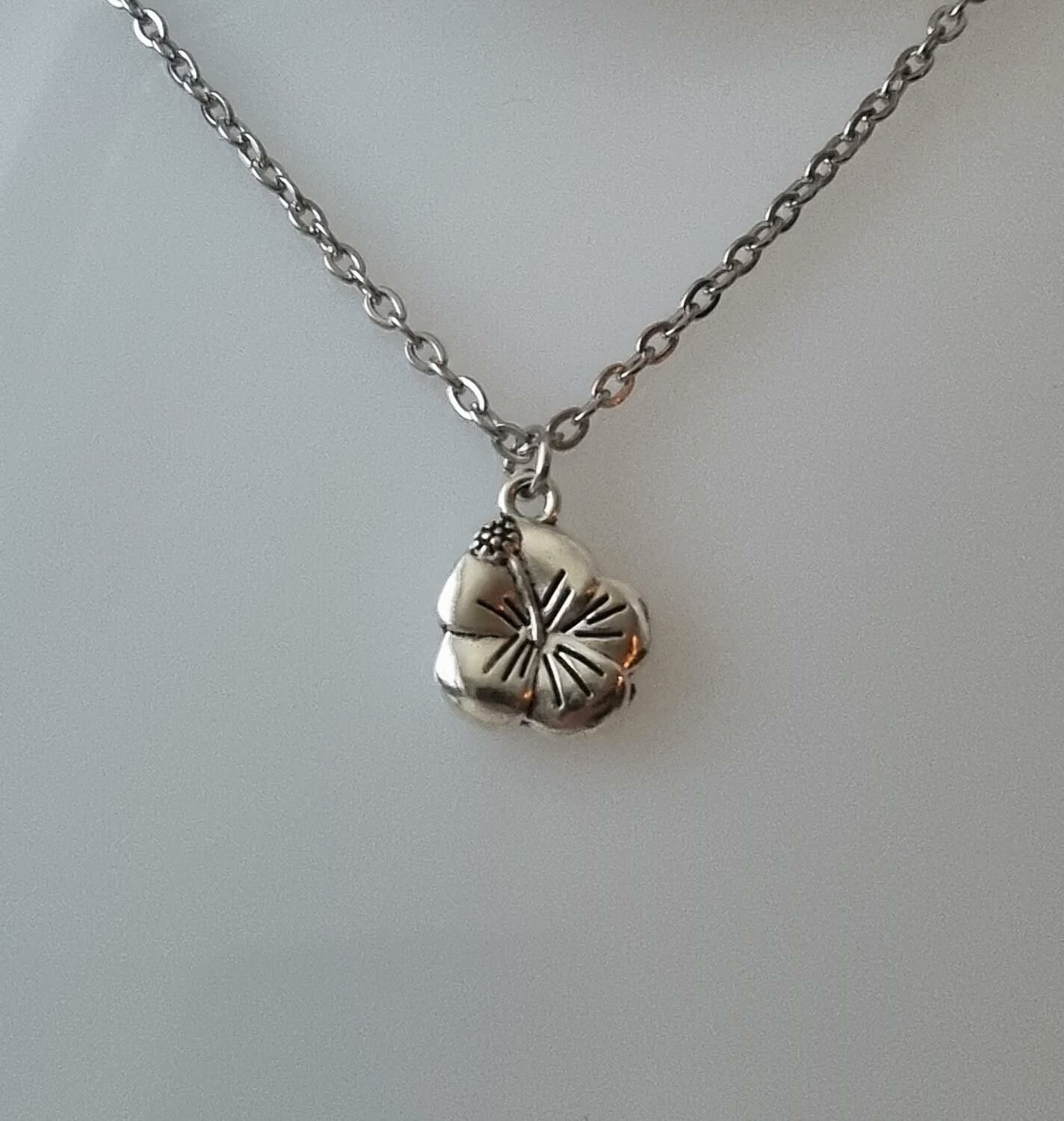 Halsband med en blomma, blomberlock / charm
