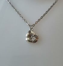 Halsband med en blomma, blomberlock / charm